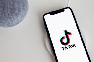 Legendar vídeos nas redes sociais; TikTok