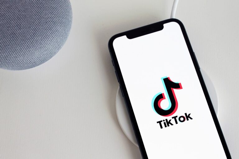 Legendar vídeos nas redes sociais; TikTok